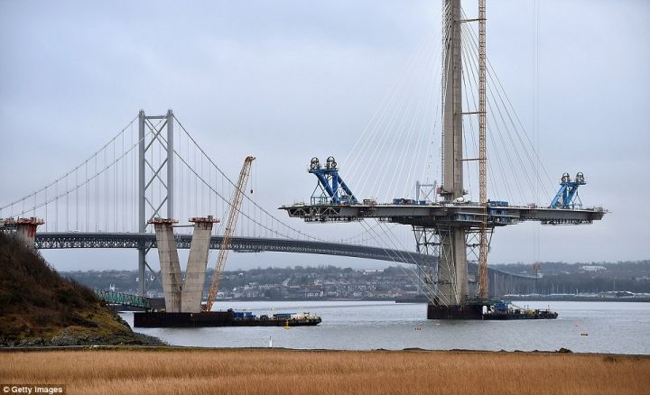 昆斯费里大桥(福斯三桥)世界最大跨度三塔斜拉桥的图4